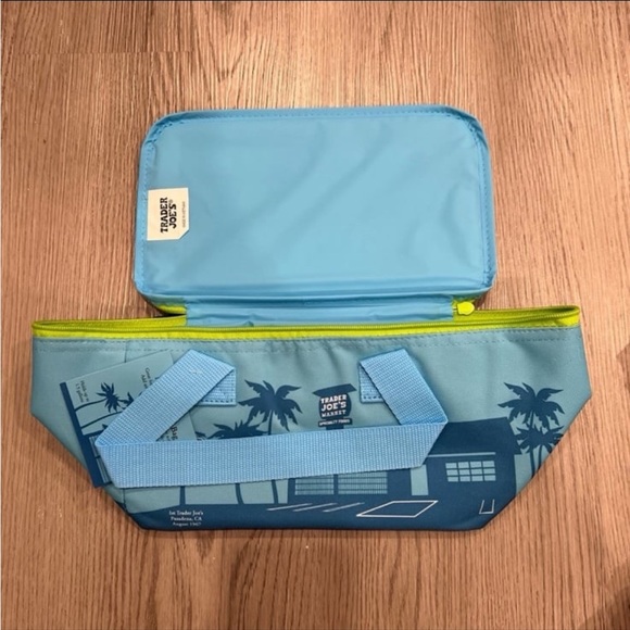 BNWT Trader Joe’s mini insulated bag/cooler - Picture 2 of 5